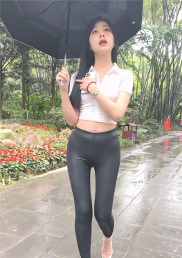 64256撑雨伞在路边等不到车去公园整理鞋子皮裤长腿美女视频