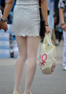 街拍提花白丝 蕾丝裙美女图片