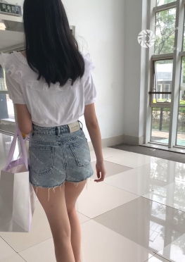 61737魔镜街拍第一站牛仔热裤长腿女孩视频