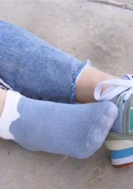 69009坐在地上换袜子的棉袜小姐姐视频