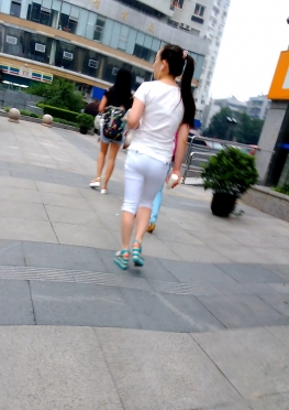 58721逛街的紧身裤美女视频