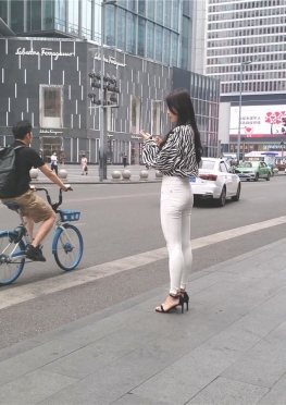 64207魔镜街拍逛街的白色紧身牛仔裤长腿美女视频
