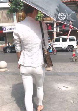 64317街拍美术馆白色紧身裤长腿美女逛街视频