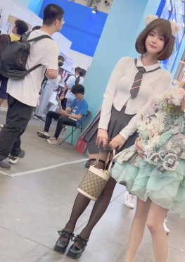 71365展会现场可爱的jk短裙大长腿小姐姐视频