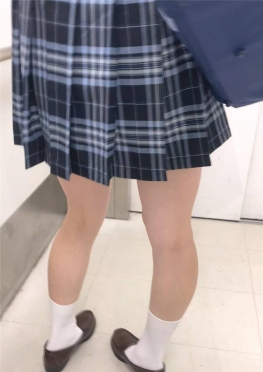 68218一起乘坐地铁的jk短裙美女同学视频