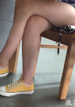 60399-60400图书馆里学习的热裤大白腿美女视频