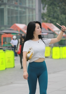59103穿着紧身瑜伽裤逛街的翘臀美女视频