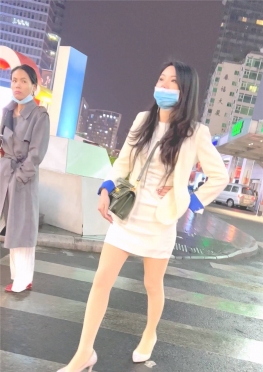 68425爱逛街的白色短裙白丝足高跟鞋长腿女孩视频