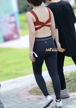 运动前先走走，紧身瑜伽裤美女图片