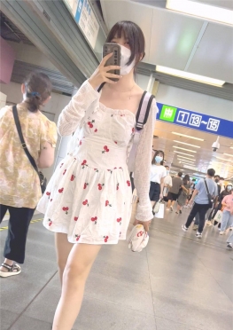 68724戴着口罩逛街的白色短裙长腿女孩视频