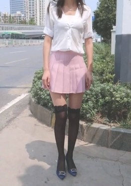 69678瞒着男朋友出来拍照的jk短裙肉丝足长腿女孩视频