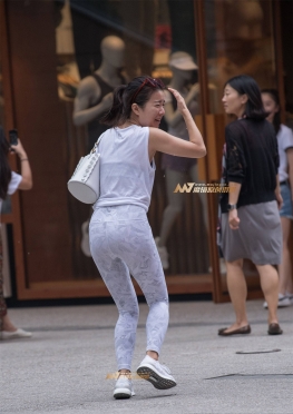 躲雨紧身瑜伽裤小姐姐