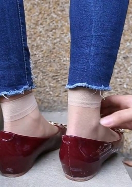 71895在楼梯上拍摄的牛仔裤肉丝足长腿美女同学视频