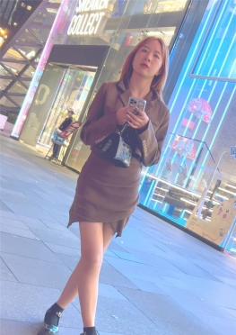 67951夜晚逛街的短裙大长腿女孩视频