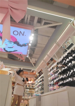 68155逛化妆品店的白色短裙大长腿白腿小姐姐视频