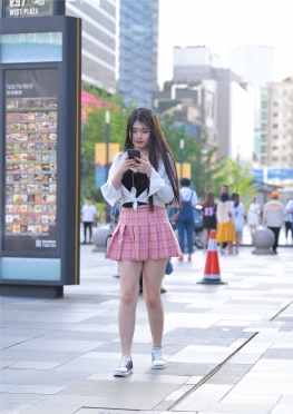 12556格子q【35P】jk短裙大白腿长腿极品美女图片