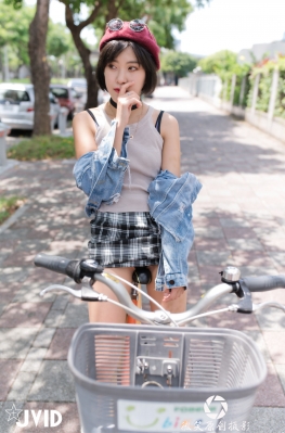 59513爱骑单车的超短裙大白腿长腿美女视频