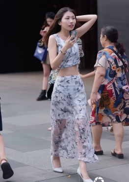 魔镜街拍第一站好美的小姐姐，长腿美女很漂亮