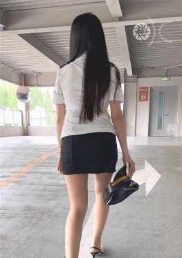 67331平时喜欢一个人逛街的黑色开叉短裙长腿肉丝足长腿