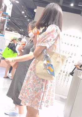 68488逛店买东西的碎花裙女孩视频