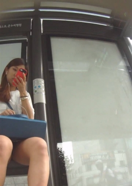 69093坐着玩手机等地铁的小姐姐视频