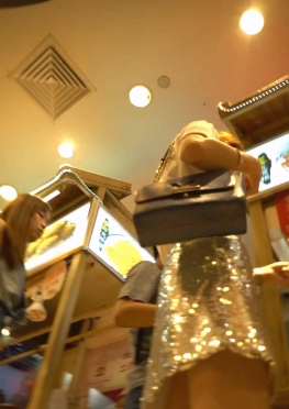 69358逛店的亮闪闪的短裙长腿女孩视频