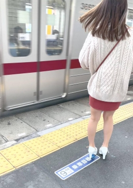 68226下班回家坐在我对面的短裙长腿女同事视频