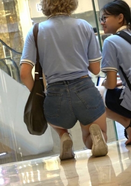 4K超清！两个外国清纯热裤长腿美女图