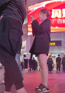 68133逛夜市的短裙大白腿女孩子视频