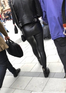 街拍黑色紧身皮裤大长腿美女图