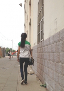 61036学校里的紧身牛仔裤美女视频