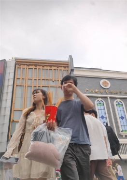 68166逛街的白色短裙长腿女孩视频