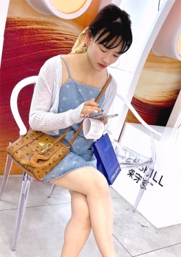 69190逛商场累了坐下来一直玩手机的长腿白腿小姐姐视频