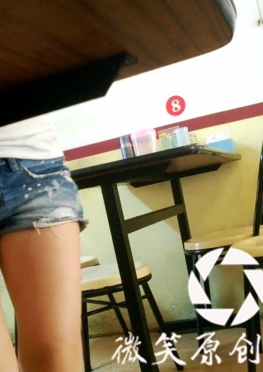 58761餐馆里收拾东西的牛仔热裤翘臀美女视频