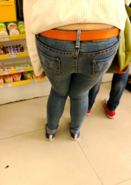 58716超市里买东西的紧身牛仔裤美女视频