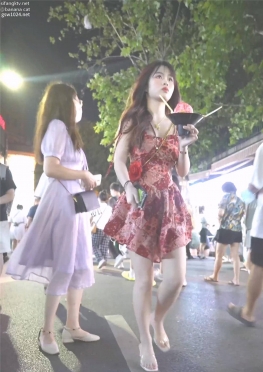 67838夜晚逛街的凉鞋大白腿长腿女孩视频