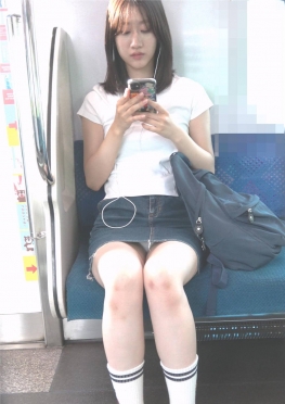 68390乘坐地铁玩手机的牛仔短裙冷白皮肤小姐姐小姐姐视频