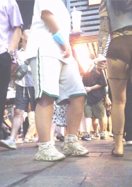 688803a街拍第一站逛街的超短热裤小姐姐视频