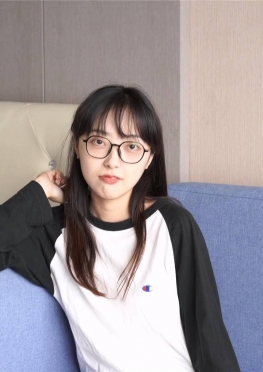 69004喜欢坐沙发的棉袜肉丝足长腿女孩子视频