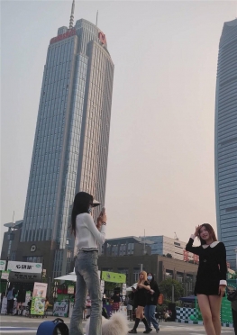 68135在给闺蜜拍照的短裙大长腿小姐姐小姐姐视频