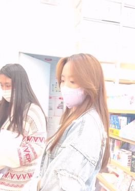 68542逛街的黑色短裙长腿女孩子视频