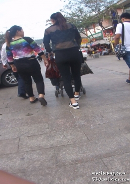 66242推着婴儿车逛街的黑色紧身裤长腿女孩视频