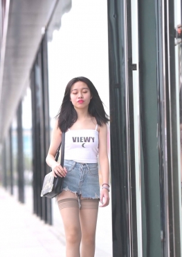 57870魔镜街拍第一站走走坐坐的牛仔热裤过膝黑丝大长腿美女