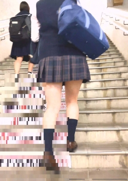 68242地铁上坐在对面整理鞋子的jk短裙小娟视频