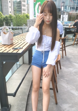64409-64420魔镜街拍超短紧身牛仔热裤大长腿女孩视频