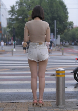 72561-72562要过马路的白色牛仔短裤大长腿高挑小姐姐视频