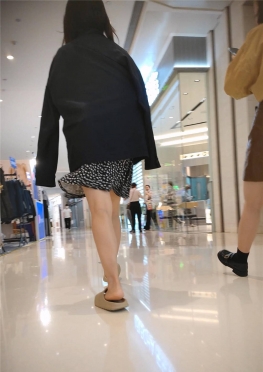 68120乘坐电梯逛商场的短裙长腿女孩视频