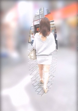 68293逛街乘坐地铁回家的短裙大白腿小姐姐小姐姐视频