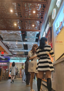 68144和朋友坐在店里吃饭的短裙肉丝足大长腿女孩视频