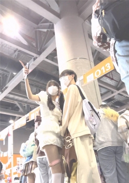 68895魔镜街拍第一站逛漫展的超短裙白丝小姐姐女孩子视频